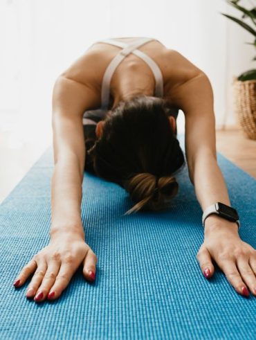 yoga débutant à la maison